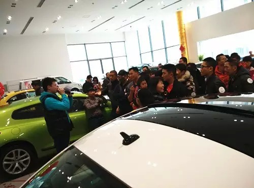 現場活動由私家車廣播《999車生活》主播飛揚、佳雨主持，新年呵護，溫暖你一路。
