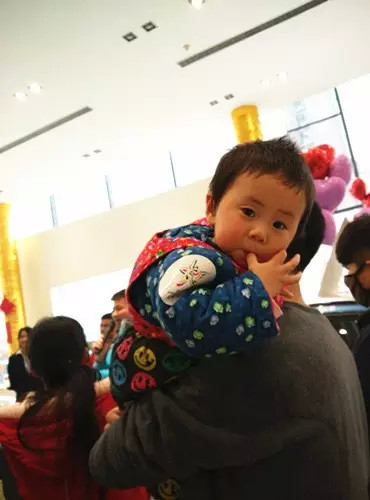 小朋友雖然你骨骼清奇，但是米、油你照樣拎不動啊，還是乖乖的油卡拿好吧。