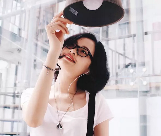 當(dāng)然，怎么能少的了美女出鏡？