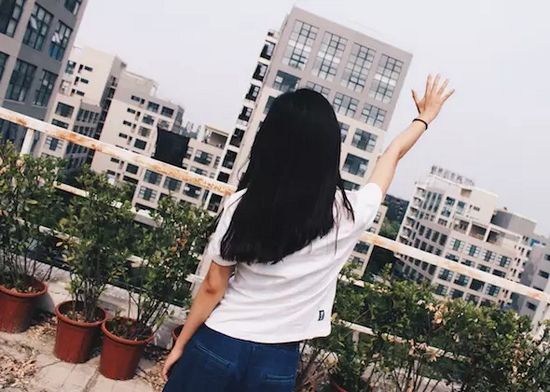 你問(wèn)我要去向何方，我指向天空的方向。