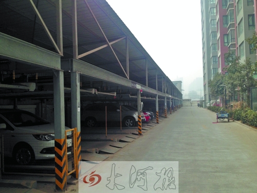 中原區(qū)新禧園小區(qū)，靠著圍墻的空地，建成兩層立體車庫。