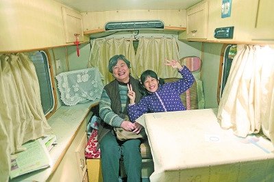  天黑了，外面風(fēng)雨交加而董怡汶坐在溫暖的房車?yán)铩? oldsrc=