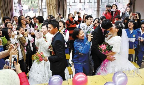10對老師新人在校園里舉行集體婚禮，在教室里接新娘、拜堂