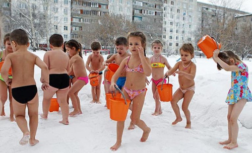 幼兒園的兒童身穿泳裝，在零下25度的雪地里沖涼水澡。