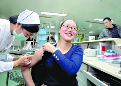 昨日，向雪敏在同濟醫(yī)院血液科病房打動員劑，丈夫陳武右在身后注視著妻子 記者傅克強