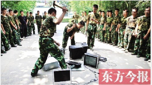為了讓孩子表達(dá)戒除網(wǎng)癮的決心，學(xué)校組織孩子親手砸毀電腦