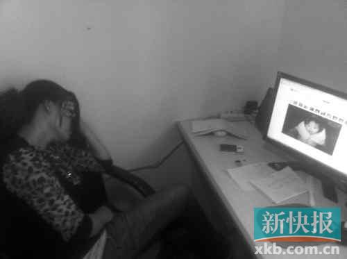 遇難孩子的母親向記者展示女兒生前的照片，一邊掩面而泣