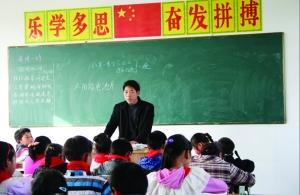 張從友先把妻子帶到學(xué)校，然后會(huì)準(zhǔn)時(shí)為學(xué)生們上課