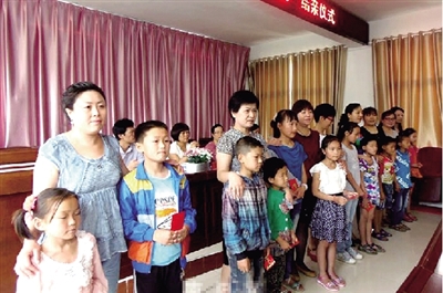 身后的“代理媽媽”，使留守兒童的身心有了依靠