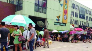 金壇市實驗幼兒園門前，家長在排隊