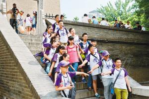 西安小雁塔景區(qū)內(nèi)，學生們正在古跡前合影留念
