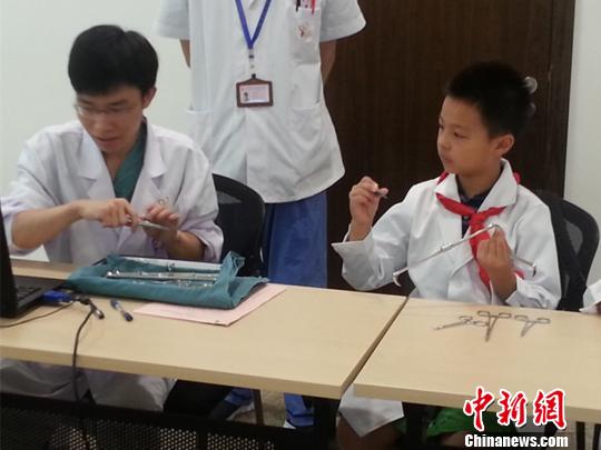 兒童暑期“職業(yè)體驗” 醫(yī)生、警察職業(yè)受熱捧