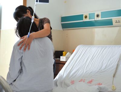 由于前天進(jìn)行了面部修復(fù)手術(shù)，俞燕身體不適，父母24小時(shí)陪在她的身邊