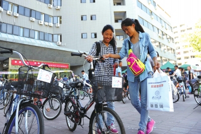 前天，兩名新生在登記后領(lǐng)取了自己的“愛心車”