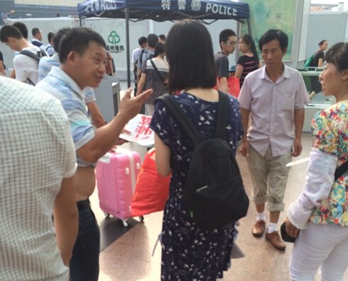 女大學生一出站，黑車的拉客仔就圍上招攬