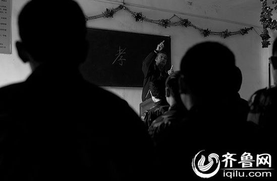 方光與其他癡迷網(wǎng)絡(luò)游戲的孩子一起，在重新認識“孝”的含義