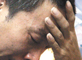 10歲方姓男童遭割喉殺害，父親淚流不止說，小兒子走了，他不知道該如何活下去。 臺(tái)灣《聯(lián)合報(bào)》