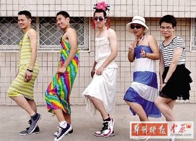 河南高校男生穿裙子秀香肩慶畢業(yè) 網友驚呼奇葩