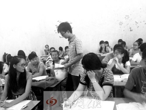 補(bǔ)習(xí)課上，馮昊怡不像老師，更像是學(xué)生們的同學(xué)。