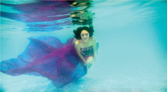 從水下拍的攝影作品充滿夢(mèng)幻效果，王笑笑如同藍(lán)色大海中的“美人魚”