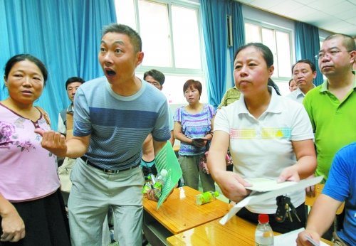 小升初“復議”現(xiàn)場，一些孩子被分得“遠”的家長討說法