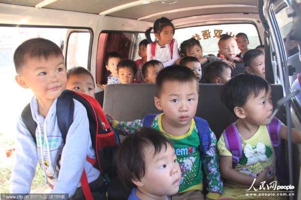  2013年9月3日，河南信陽，6座的面包車?yán)锩婢尤粷M滿當(dāng)當(dāng)擠滿了28個(gè)3、4歲的孩子