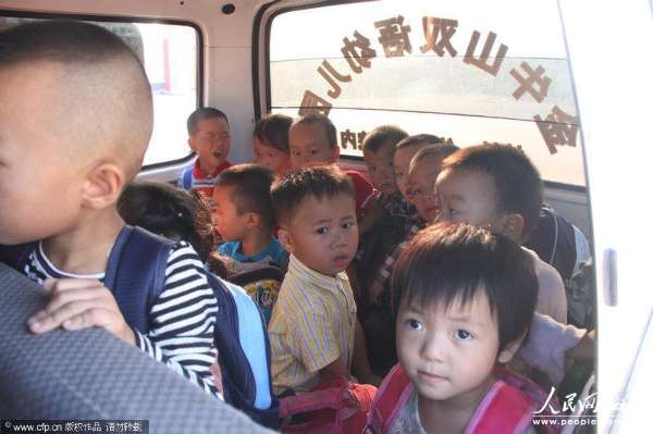  2013年9月3日，河南信陽，6座的面包車?yán)锩婢尤粷M滿當(dāng)當(dāng)擠滿了28個(gè)3、4歲的孩子