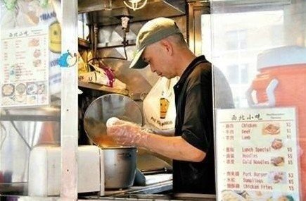 紐約哥大門口，顧客排長隊買他的肉夾饃