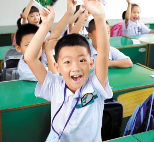 　　新學(xué)期在“減負(fù)新規(guī)”的爭(zhēng)議聲中開始了，廣州很多學(xué)校還是照常布置作業(yè)。但也有學(xué)校支持“減負(fù)新規(guī)”，