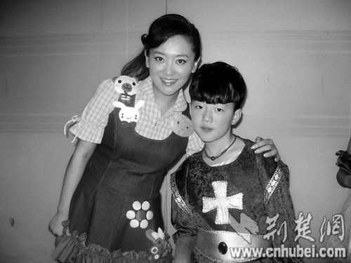 楊光參加央視節(jié)目表演時，同主持人月亮姐姐合影