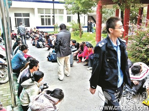 派出所院子里，擠滿了被解救的傳銷人員