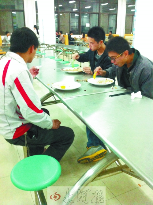 在鄭州一所高校食堂內(nèi)，大多數(shù)學生都是“光盤族”