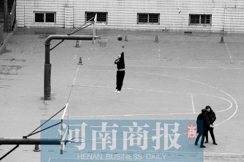 目前，鄭州市有超過(guò)30所學(xué)校對(duì)社會(huì)開放體育設(shè)施