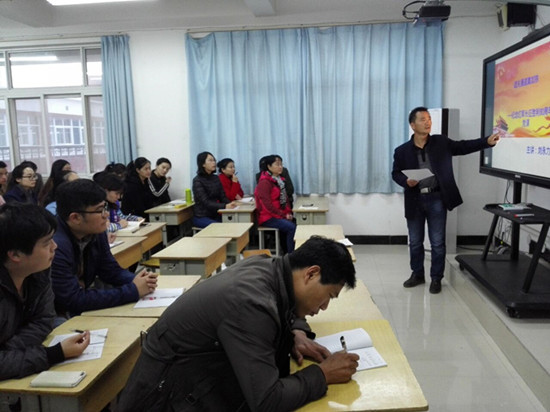 劉永力書記主講，全體黨員和教師參會聆聽