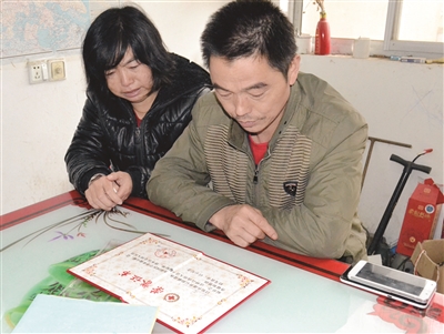 如今，劉圓父母想念女兒時(shí)只能看著榮譽(yù)證書發(fā)呆