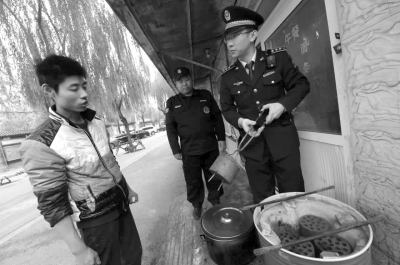 一餐館違規(guī)使用煤爐，被麥子店城管隊(duì)責(zé)令停止，并限期清除所屯的蜂窩煤