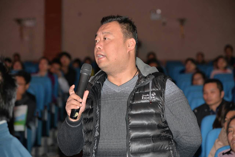 講座結(jié)束家長(zhǎng)朋友踴躍提問，請(qǐng)專家答疑解惑