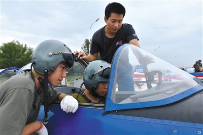 8月26日，來自吉林、湖北、山東的青少年航空學(xué)校的高中學(xué)生，進行了首次飛行體驗活動