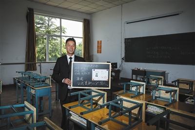 　張俊成，41歲，曾是北京大學(xué)的一名保安。1995年，通過成人高考，考上了北京大學(xué)法律系(?？?，被媒體稱為“北大保安高考第一人”，現(xiàn)為長治市一所中等職校的校長