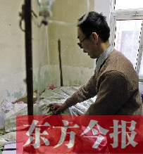 54歲的老楊把自己當(dāng)做護士，不離不棄照顧著已成“植物人”的母親