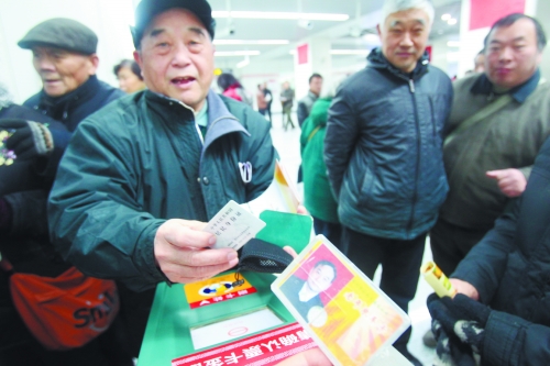 老人帶著多種證件想免費乘車，工作人員稱沒接到通知拒絕。