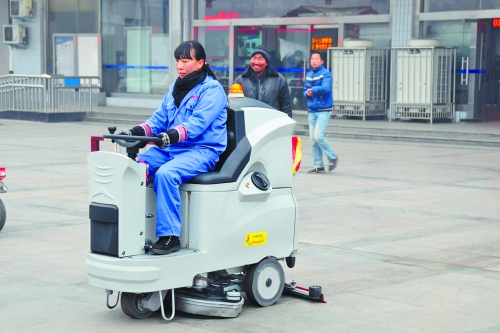 洛陽火車站新購3臺洗地機提高保潔作業(yè)效率，成為站前廣場一道風景