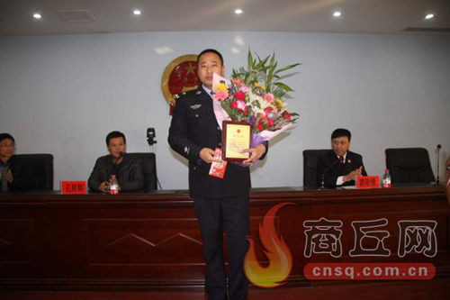 高兵雷是睢陽(yáng)區(qū)檢察院一位檢察干警，在去鄭州捐獻(xiàn)造血干細(xì)胞時(shí)，他所在的單位為他組織了熱烈的歡送儀式
