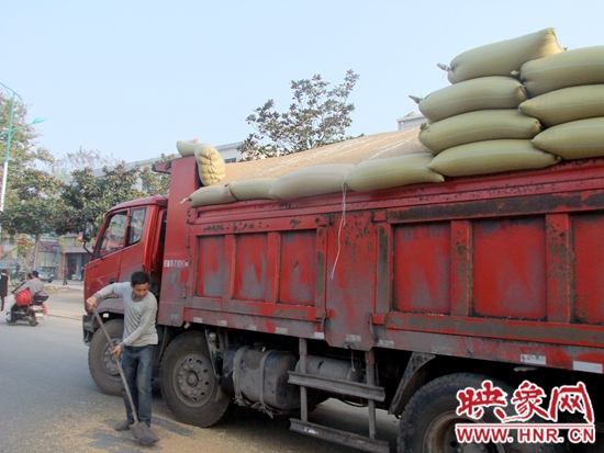 滿(mǎn)載小麥的貨車(chē)