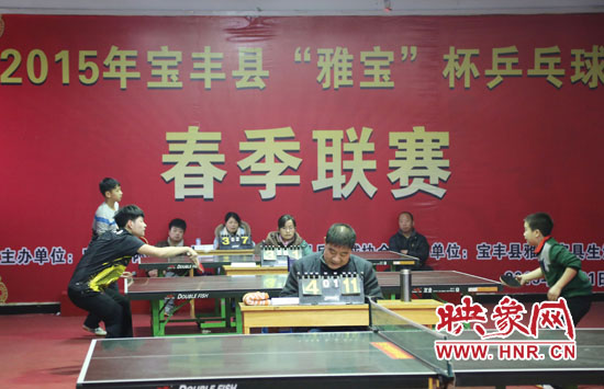 2月22日，河南省寶豐縣兩名乒乓球參賽選手在比賽中激烈角逐。