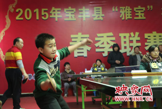 2月22日，乒乓球參賽選手在河南省寶豐陽光青少年俱樂部迎新春乒乓球春季聯(lián)賽，選手在比賽中激烈角逐。