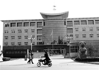 10月29日，河北滄州市獻(xiàn)縣國稅局。10月底，一些企業(yè)主被叫到國稅局談“交稅”問題。新京報(bào)記者 孟祥超 攝