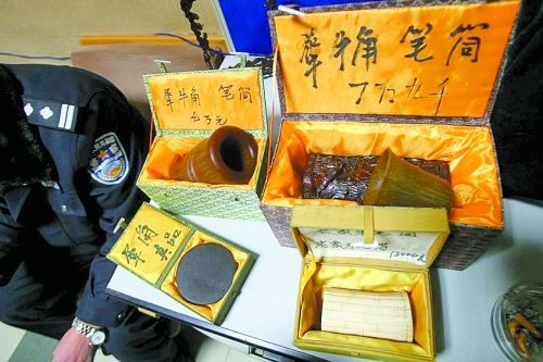 這些商品被暫扣，并根據(jù)鑒定情況對販賣者依法處罰。 記者 閆化莊 攝