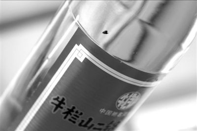 圖中畫圈處為瓶中的黑色異物。京華時(shí)報(bào)記者 譚青 攝