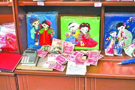 2012年6月21日，在朝鮮羅先特別市的一家商店里，柜臺(tái)上散落著一些人民幣。在朝鮮，人民幣比本國(guó)的貨幣更受歡迎。 CFP供圖
